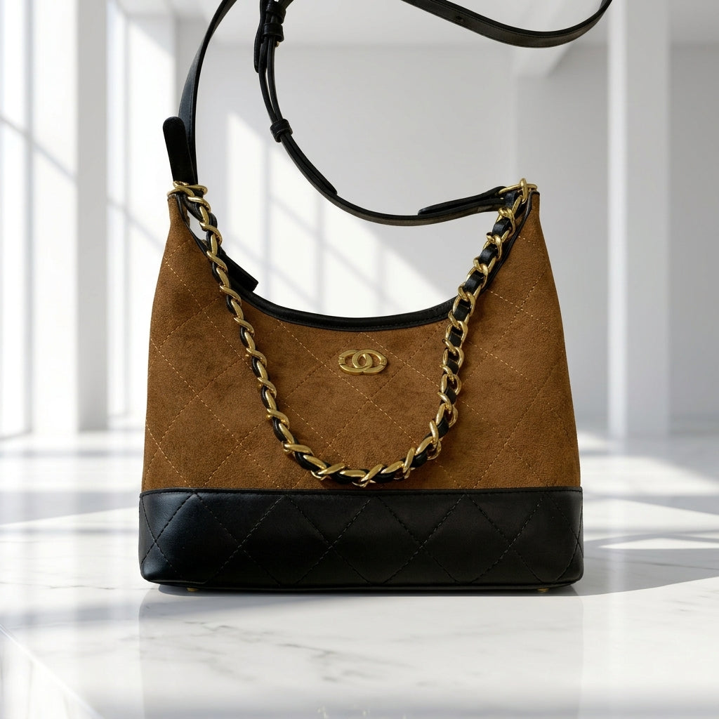 Chain decor crossbody bag detail | ORLEVE
