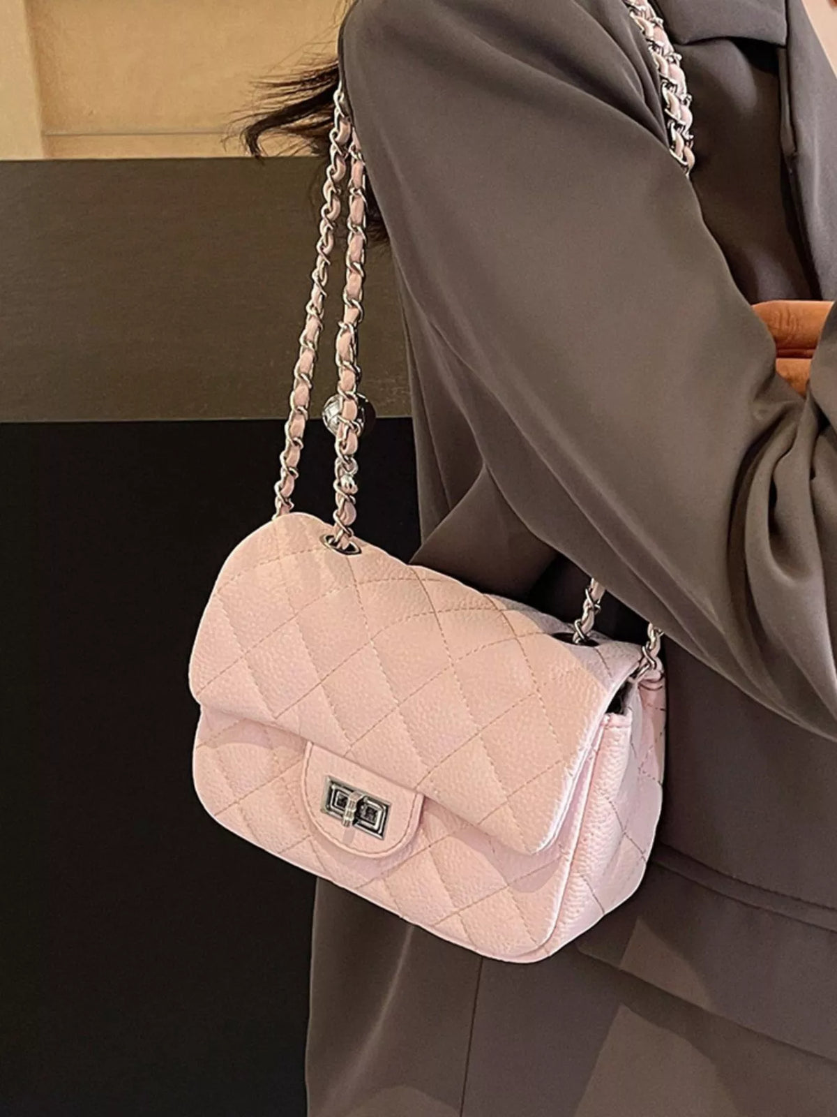 Quilted chain crossbody bag product image | Orleve