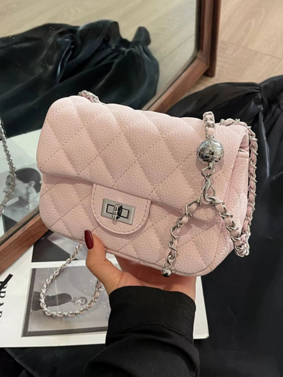 Quilted chain crossbody bag product image | Orleve
