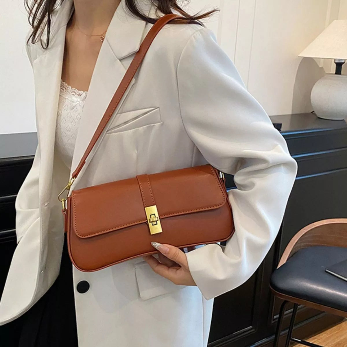 Rectangular golden buckle crossbody bag handle detail | Orleve