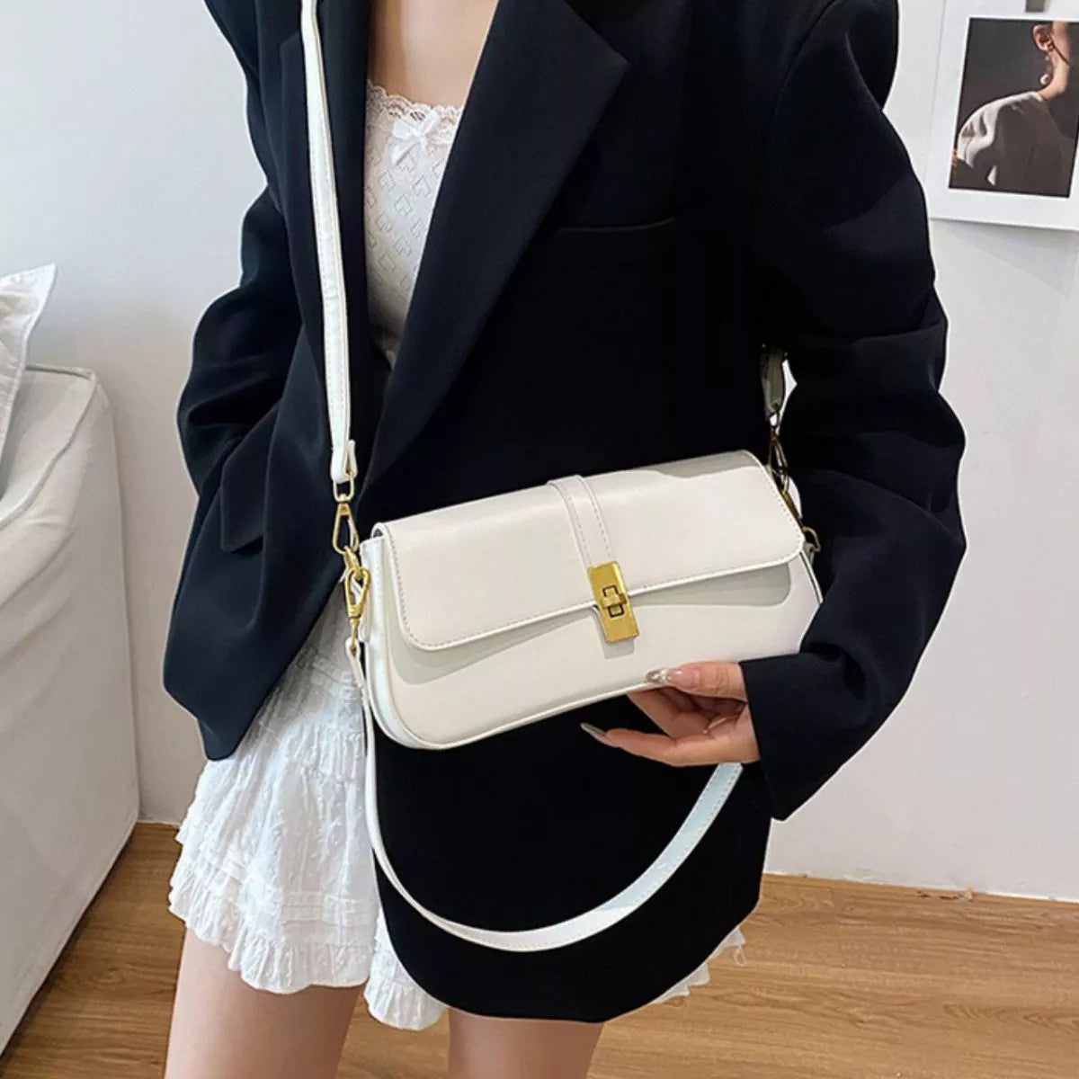 Rectangular golden buckle crossbody bag detail | Orleve
