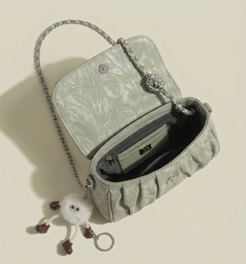 Ruched chain shoulder bag styling view | Orleve