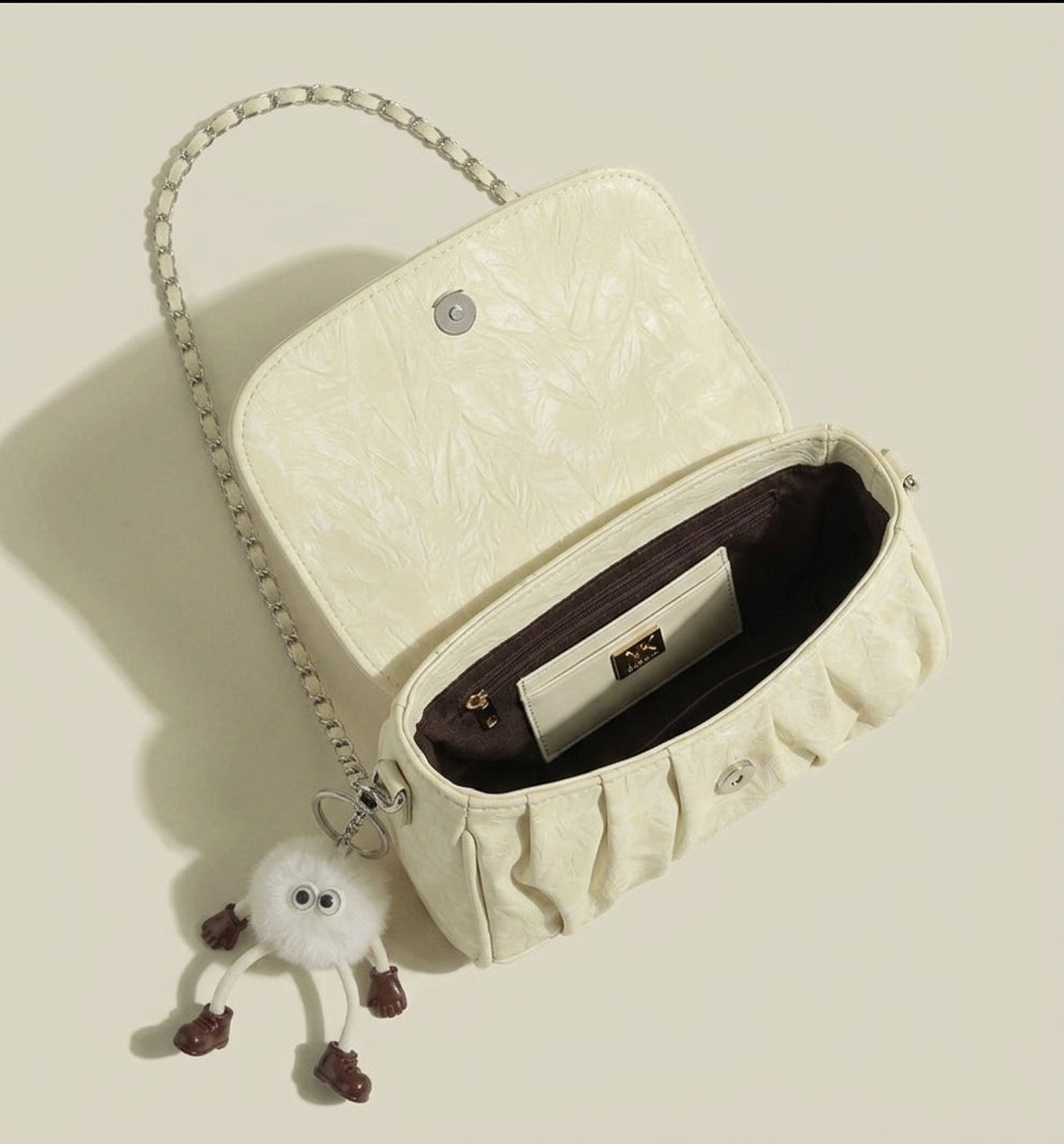 Ruched chain shoulder bag close view | Orleve