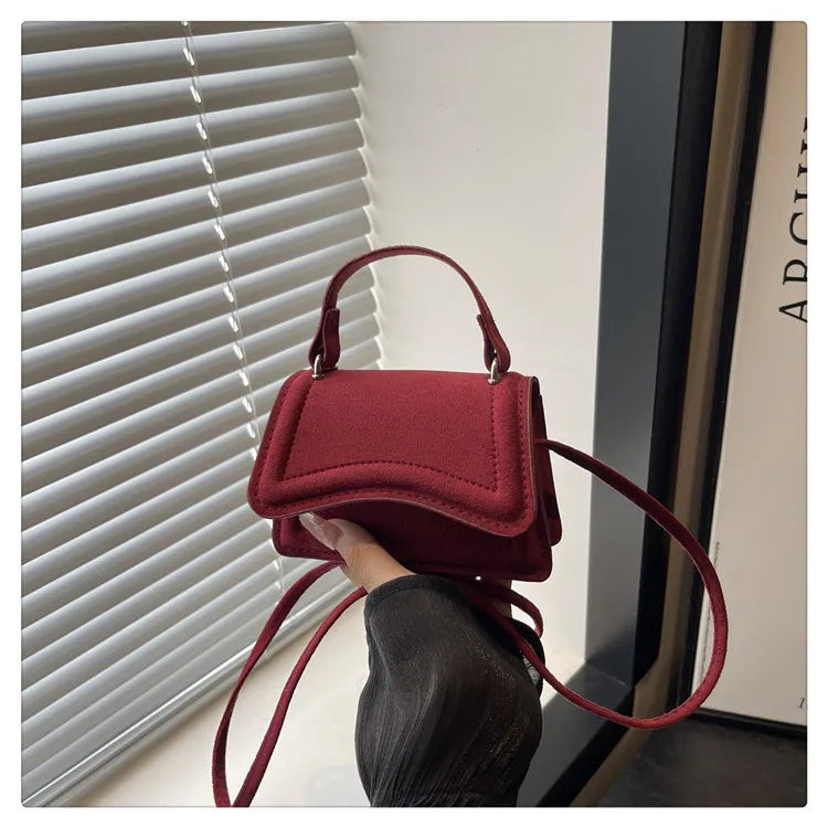 Structured box crossbody bag side detail | ORLEVE